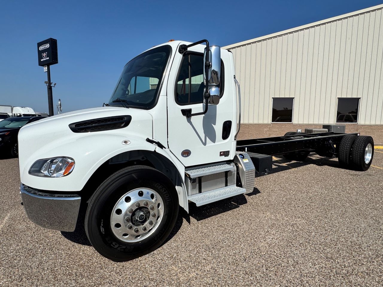 FREIGHTLINER M2 106