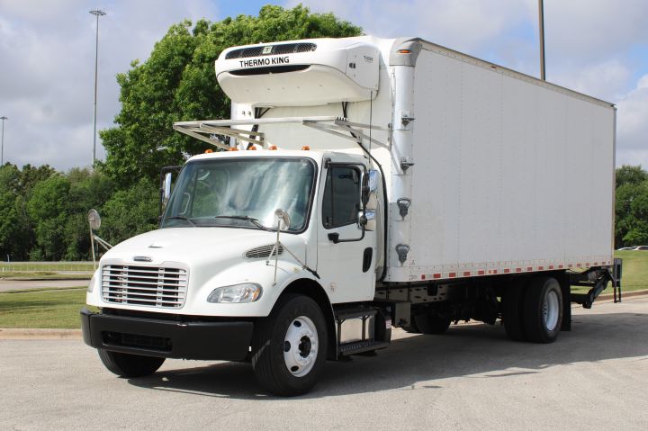 FREIGHTLINER M2 106