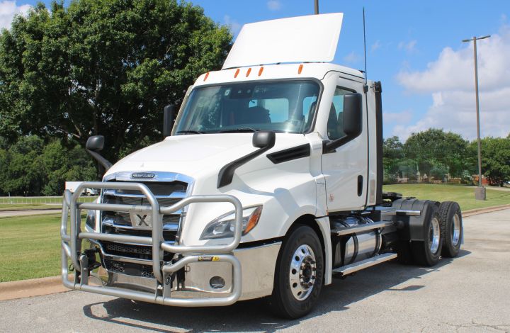 FREIGHTLINER CASCADIA 126