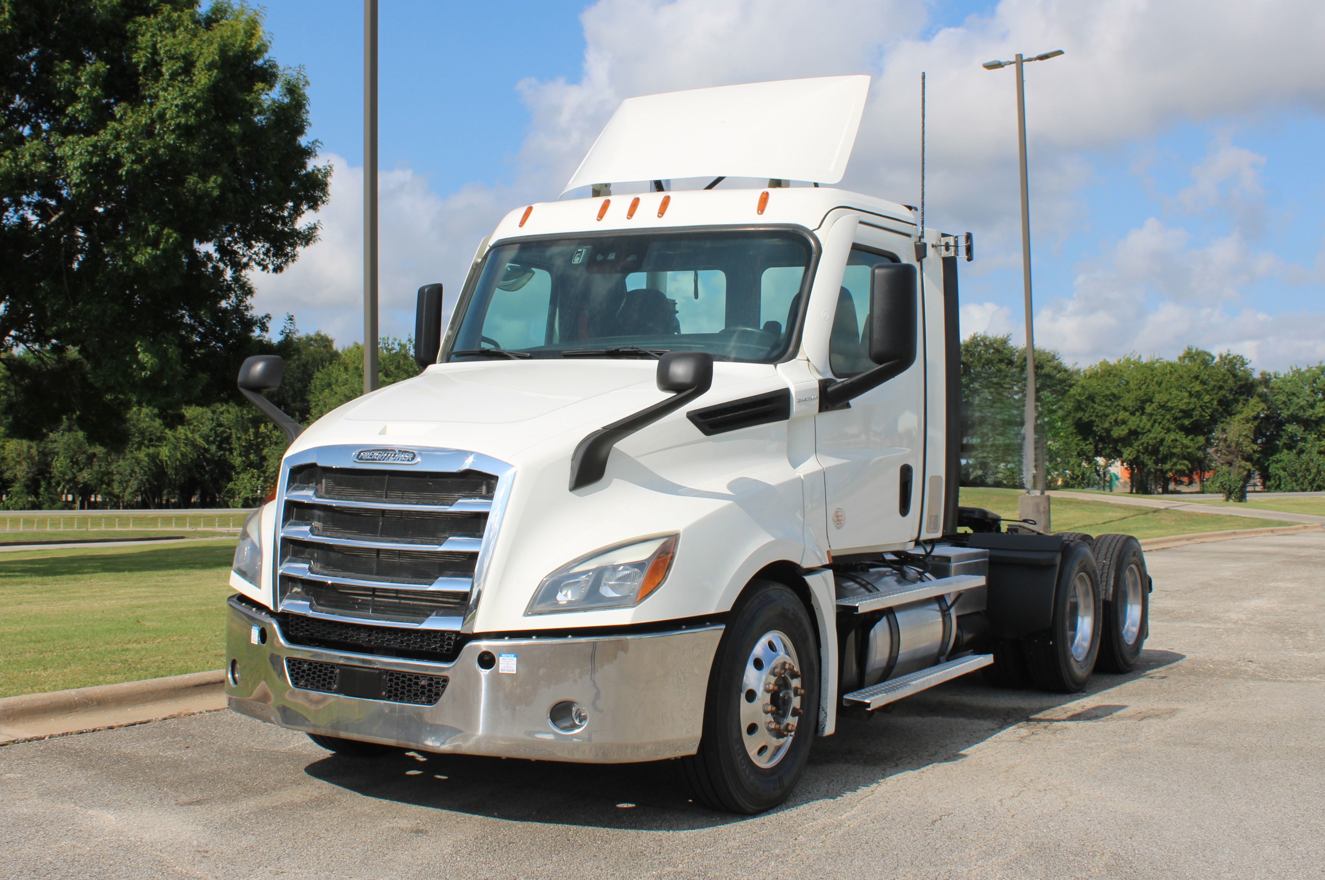FREIGHTLINER CASCADIA 126