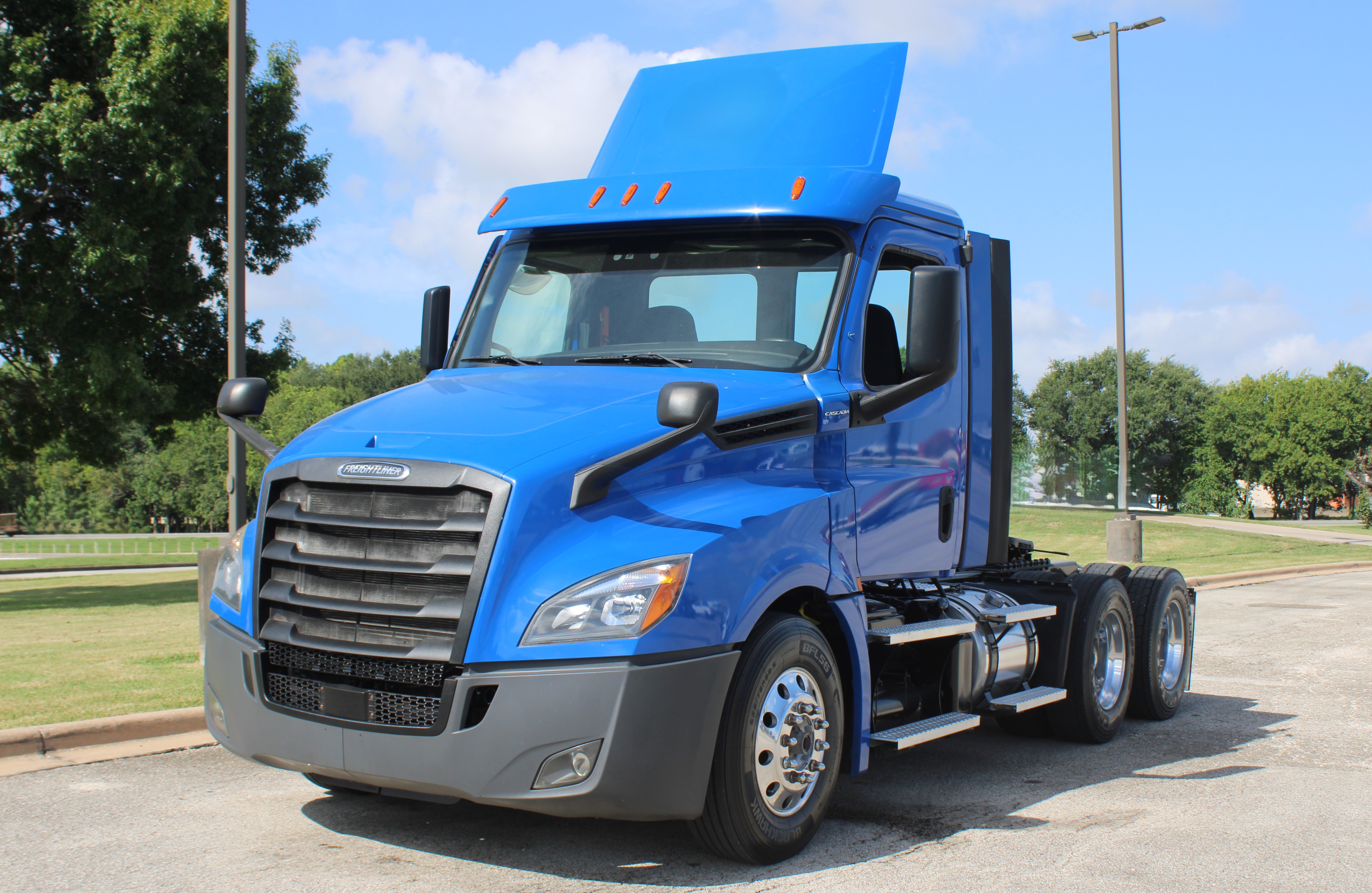 FREIGHTLINER CASCADIA 126