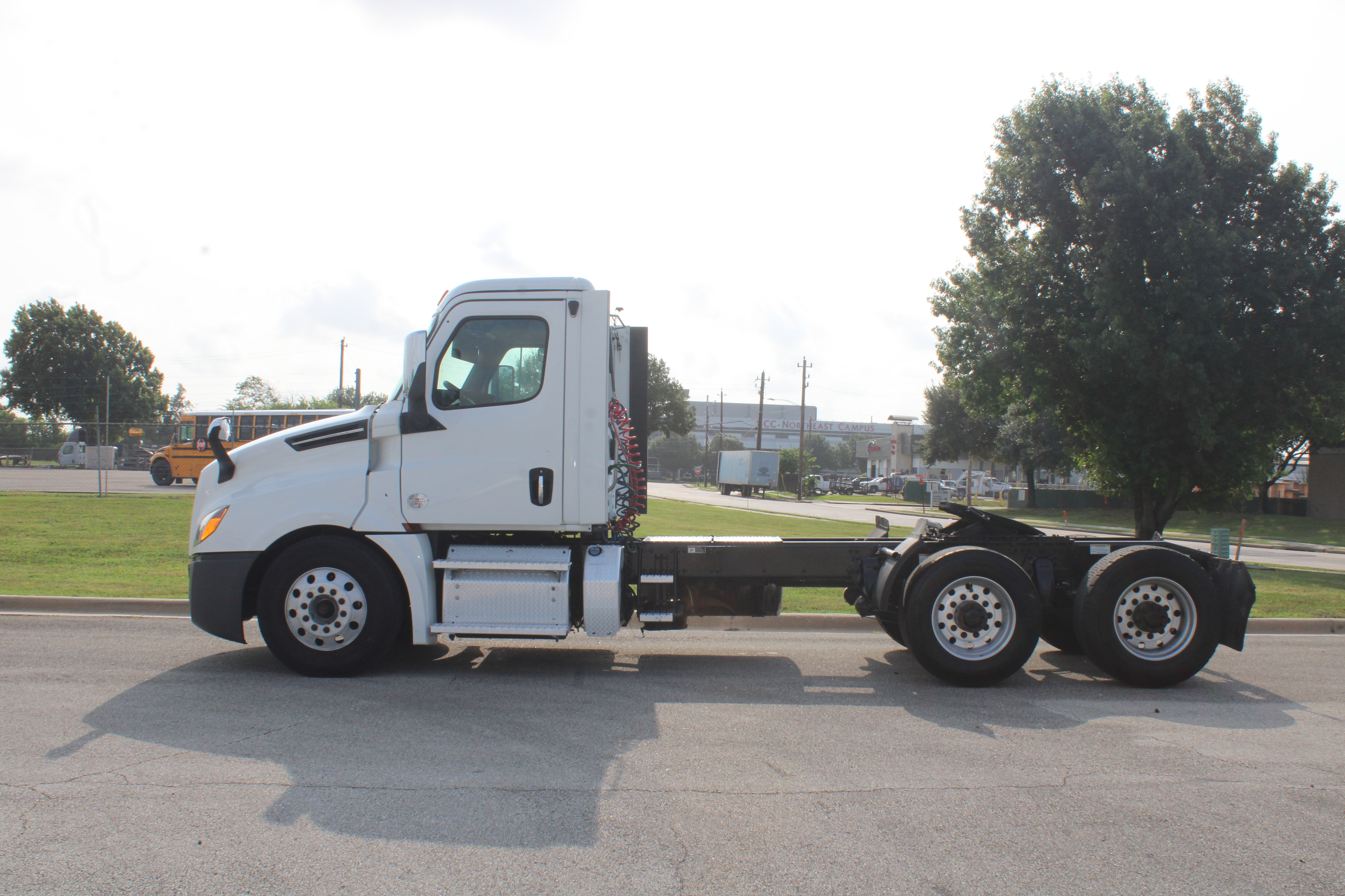 FREIGHTLINER CASCADIA 126