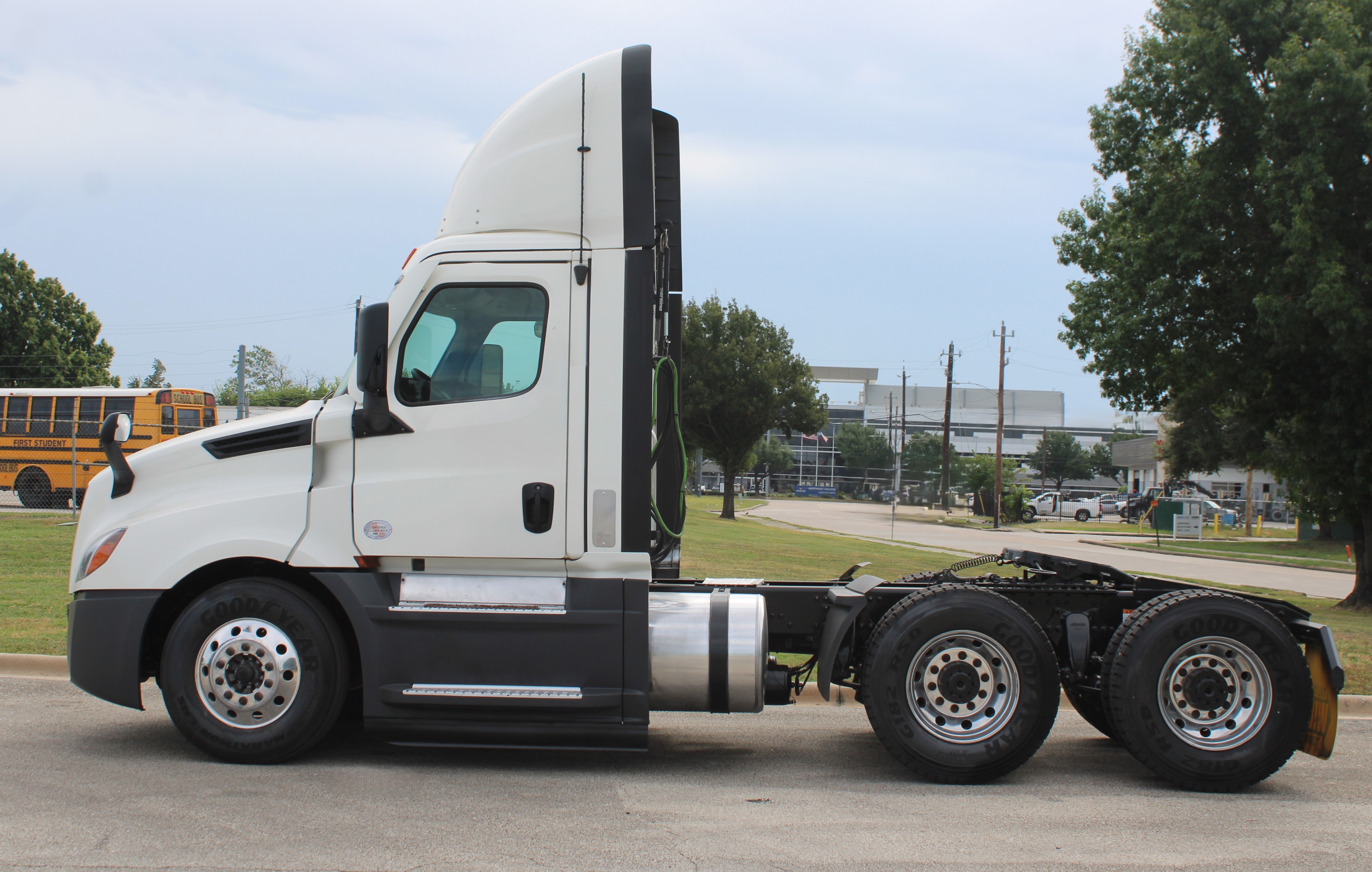 FREIGHTLINER CASCADIA 126
